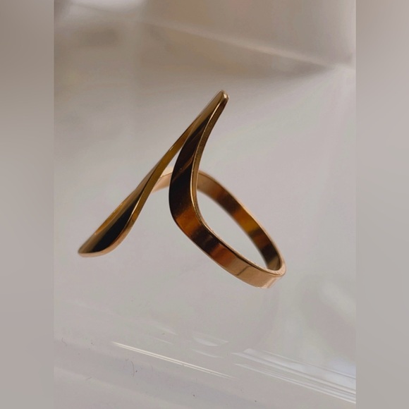 NWT WOMEN'S RING STAINLESS STEEL GOLD SIZE 9 - Picture 10 of 17